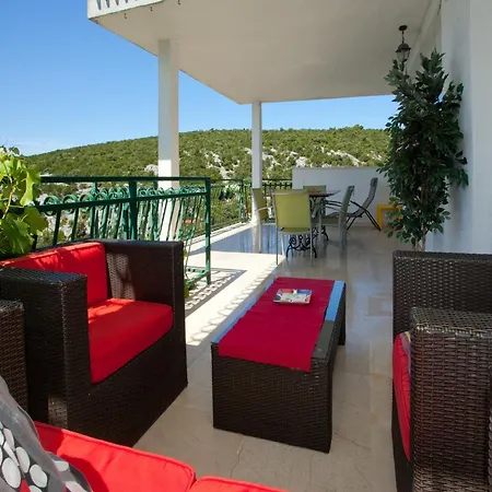 Wonderful Visinisce With Terrace And Sea Views *